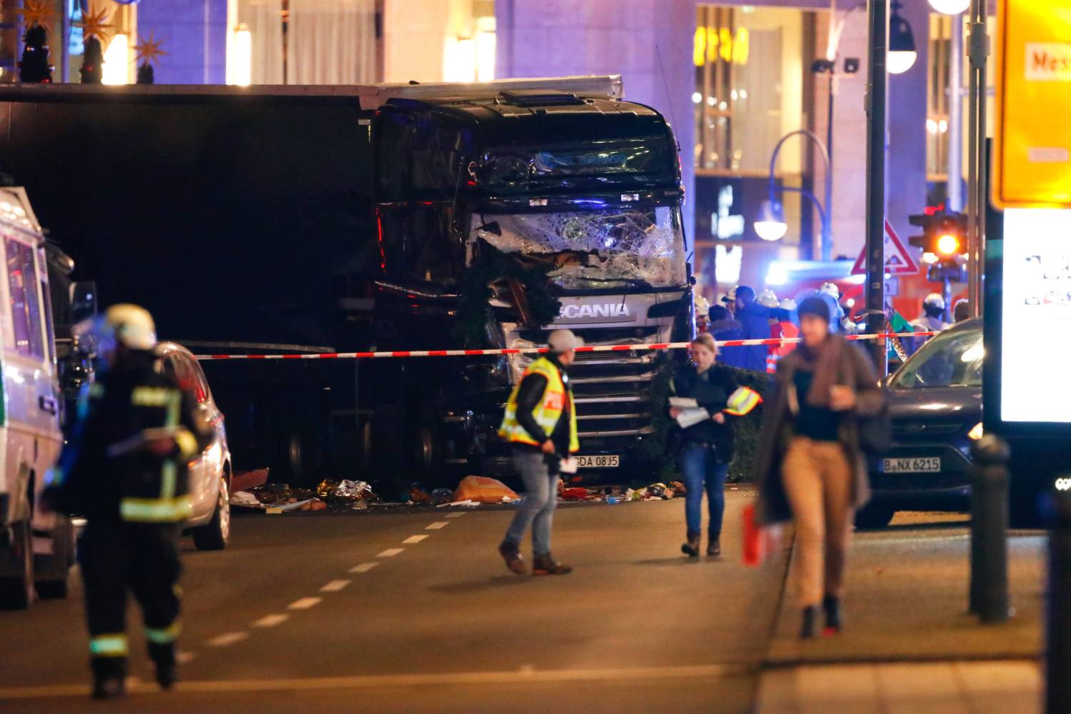 Teherautó hajtott a tömegbe Berlinben, a tettes szökésben van