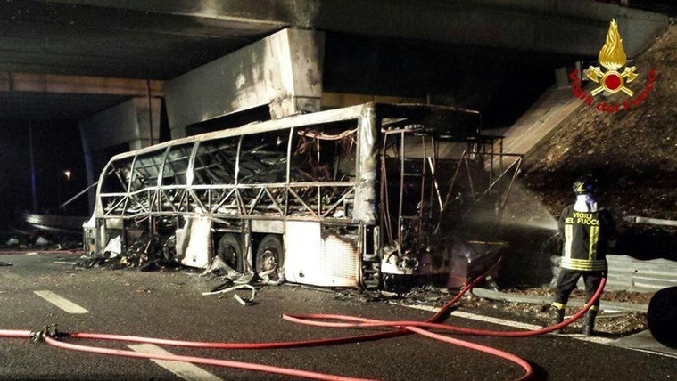 Magyar diákcsoportot szállító busz szenvedett halálos balesetet Olaszországban