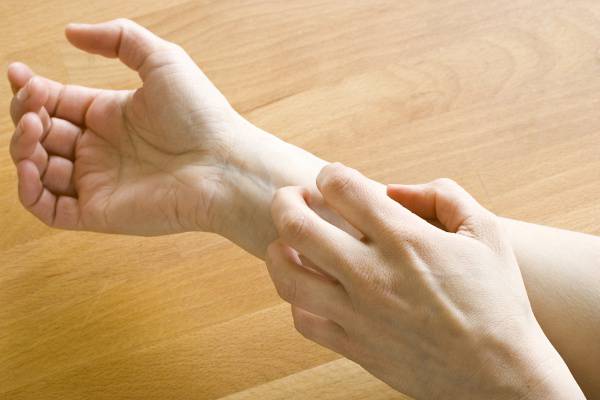 piros foltok pöttyökkel a kezeken nizoral pikkelysömör kezelése