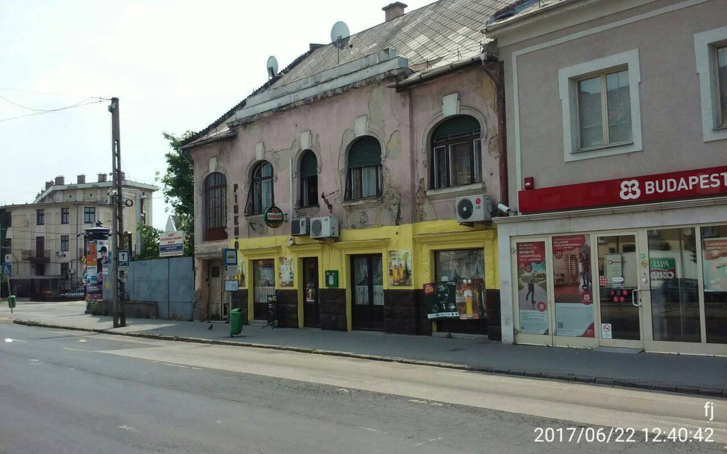 Utazik a neonfelirat. Tudjuk honnan jön, csak azt nem tudjuk hová viszik