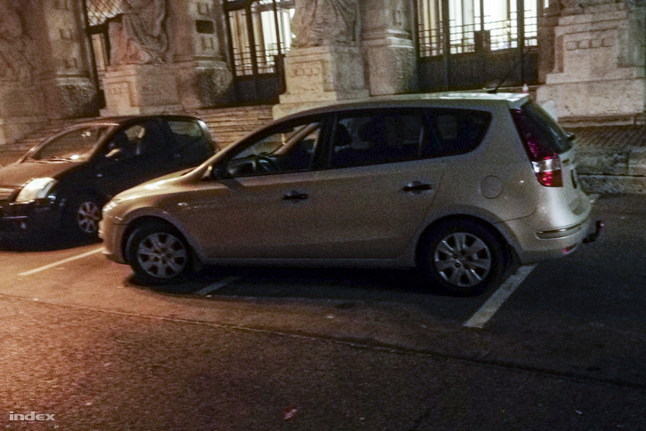 Ha hosszú az autód, toldd meg egy tahó parkolással