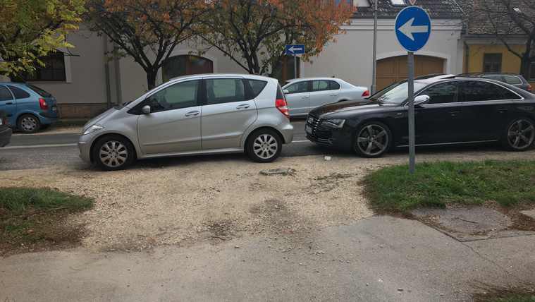 Elsőbbségadás kötelező! Várd meg, míg elindul a tahó parkoló
