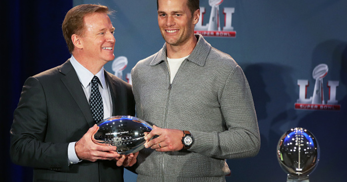 Hiába próbálták megbuktatni, eszement pénzért marad az NFL ura