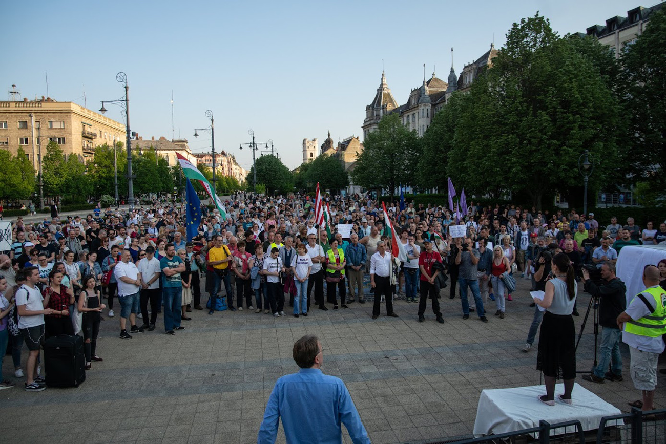 Országszerte tüntettek a kormány ellen