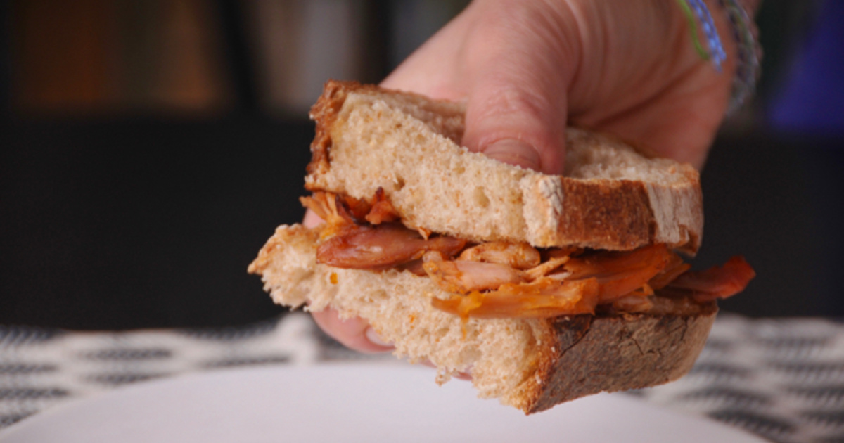 Tépett cafatos omlós ropogós csirke Így készül a pulled chicken