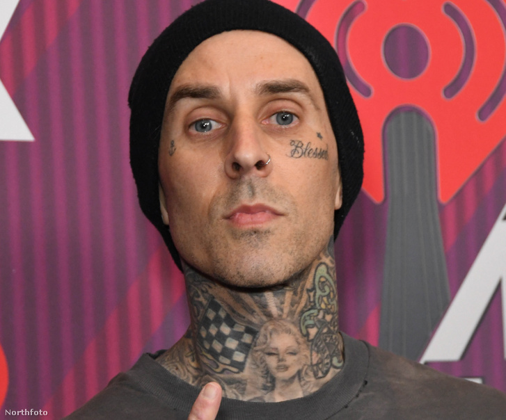 Index Mindekozben Igy Nezne Ki Travis Barker Arctetkok Nelkul