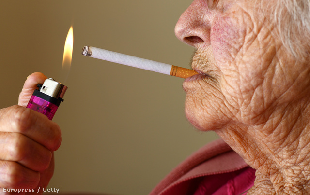 A dohányzás a bőr korai öregedését okozza)