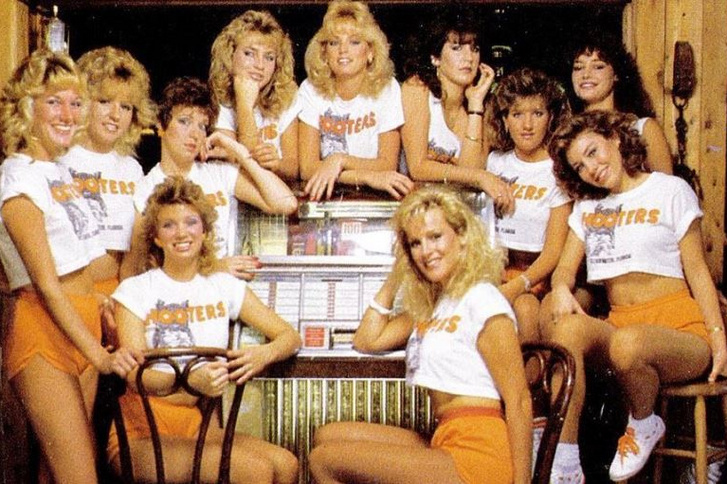 Az eredeti 1983-as Hooters legnépszerűbb pincérlánya fent van az Instagramon