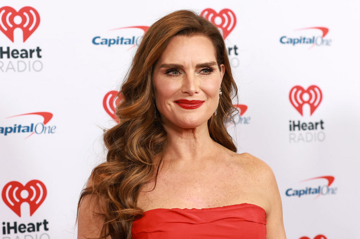 Összeillő ruhában érkezett Brooke Shields és két gyönyörű lánya egy karácsonyi gálára