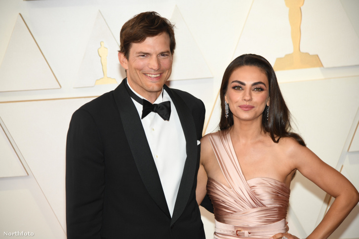 Ashton Kutcher berúgva, Mila Kunis háza előtt kiabálva vallott először szerelmet feleségének