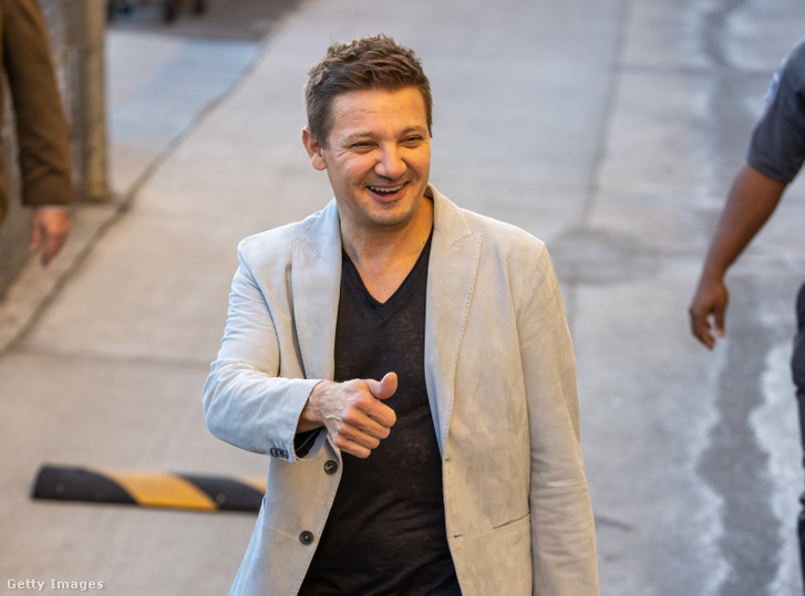 Jeremy Renner nem bír magával, három hónappal a horrorbalesete után újra volán mögé ült