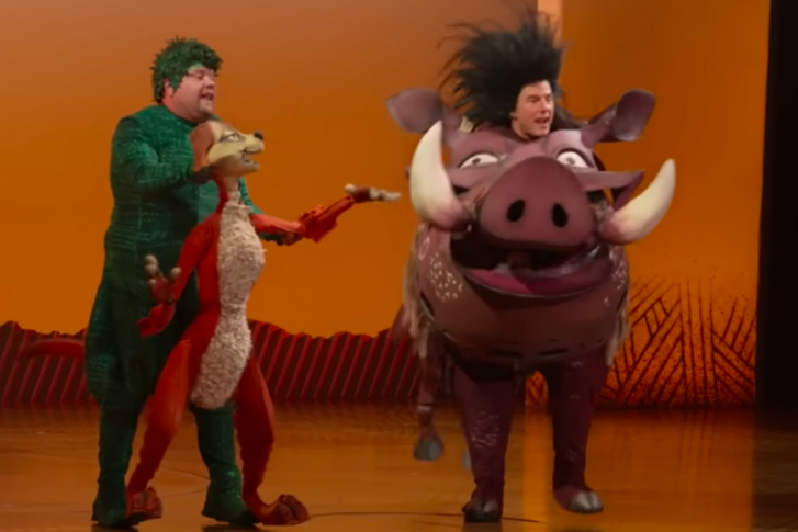 James Corden és Tom Cruise Timon és Pumba jelmezébe bújt, színházban énekelték el a Hakuna Matatát