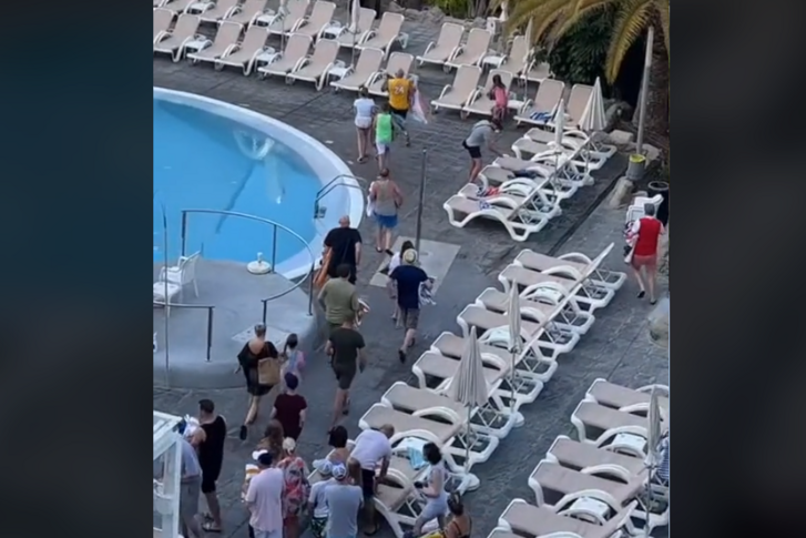 Videón, ahogy egy tenerifei luxushotelben hadakoznak a vendégek a napozóágyakért