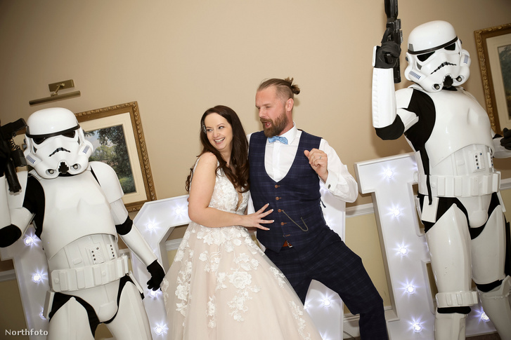 Imádja a net azt a Star Wars-fanatikus házaspárt, aki rohamosztagosokkal lepte meg a násznépet
