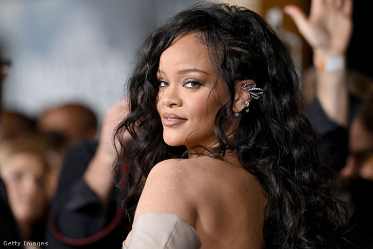 Rihanna megvillantotta terheshasát a Los Angeles-i járókelőknek