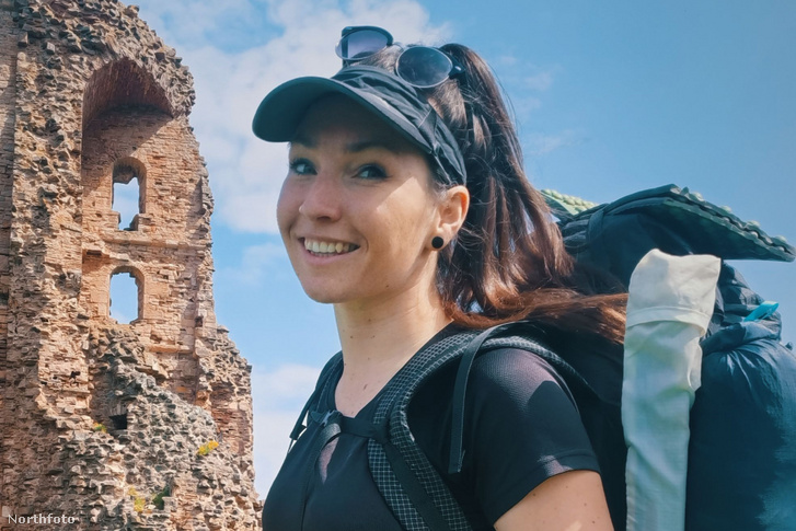 Egy középiskolai tanár otthagyta állását, hogy a túrázásnak élhessen, egyedül járja a világot