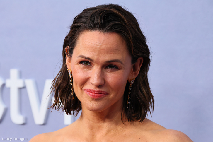 Könnyfakasztó videón, ahogy Jennifer Garner nekiadja a cipőjét egy kerekesszékes hajléktalannak