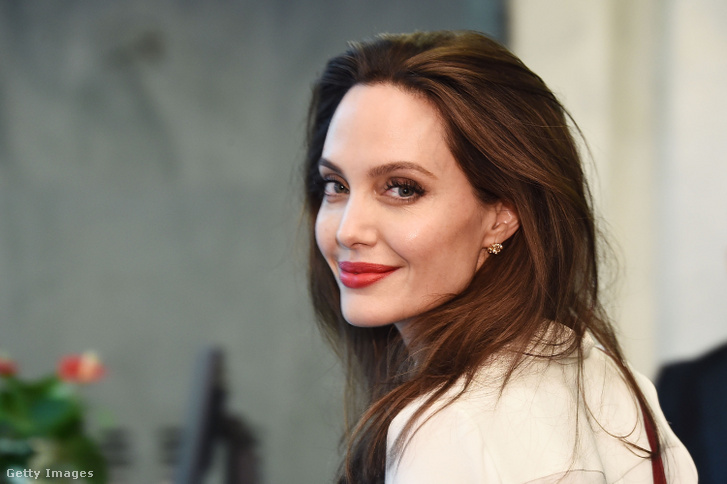 Lélegzetelállítóan fest Angelina Jolie a Vogue címlapján