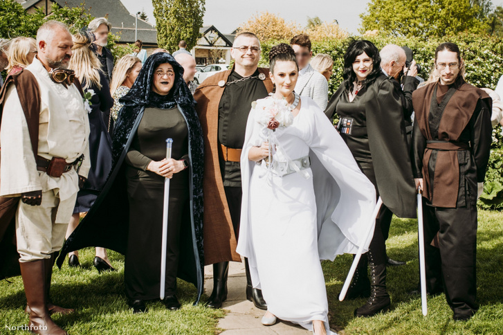 A Star Wars-rajongók esküvőjén fénykardpárbajjal ünnepelt a násznép