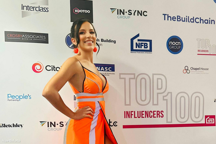 Índice – Mientras tanto – Una mujer que trabaja en el sector de la construcción fue homenajeada con un traje de noche y una chaqueta de alta visibilidad.