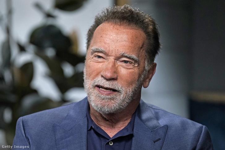 Arnold Schwarzenegger rászoruló gyerekek karácsonyát tette szebbé, ajándékokkal lepte meg őket