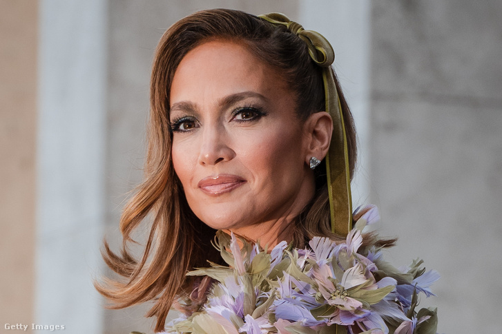 Jennifer Lopez nem a kifutón vonult, mégis mindenkit túlragyogott a párizsi divathéten