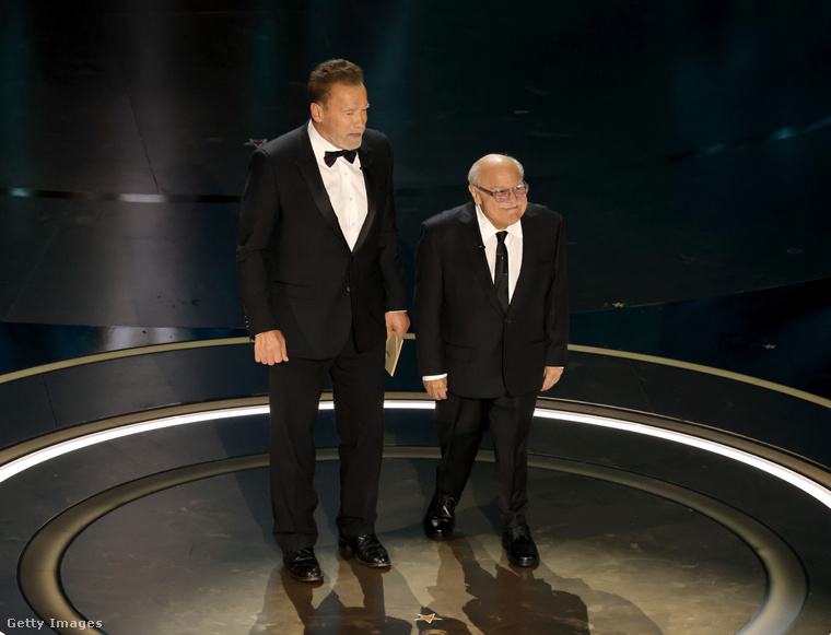 Arnold Schwarzenegger és Danny DeVito a színpadon