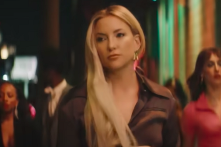 Magyar márkájú ruhát visel Kate Hudson új videóklipjében