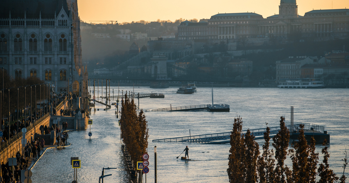 A Dunai Rhull M Tet Z Se Miatt Lez Rj K Budapesten Az Als Rakpartokat