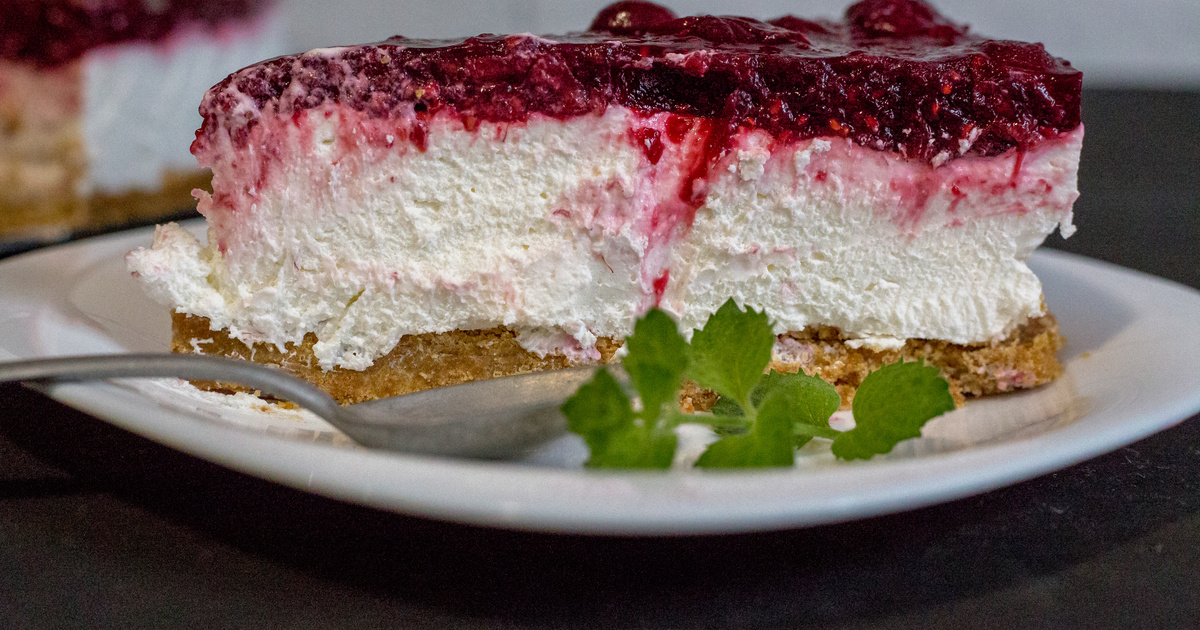 Remegős túrótorta sütés nélkül gyümölcszselé fedi a tetejét Recept