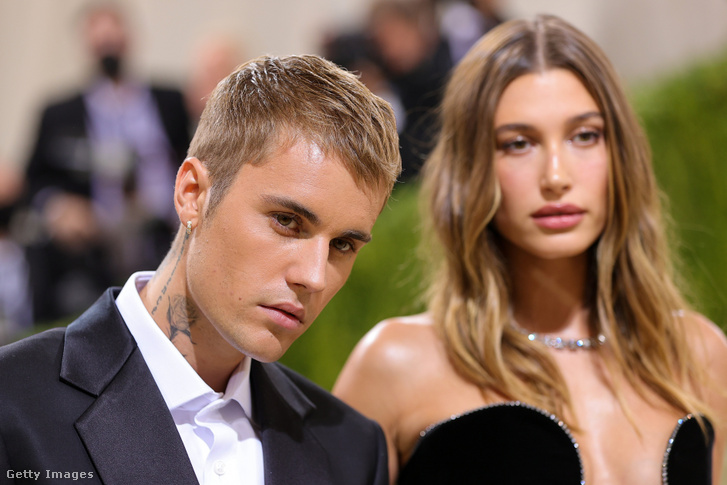 Megszületett Justin Bieber és Hailey Bieber gyermeke, nagyot megy az első fotó a piciről