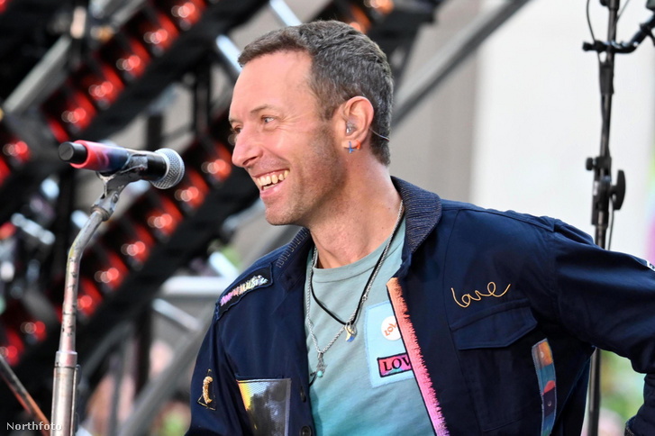 Megint gond volt egy csapóajtóval, hatalmasat esett Chris Martin a Coldplay koncertjén