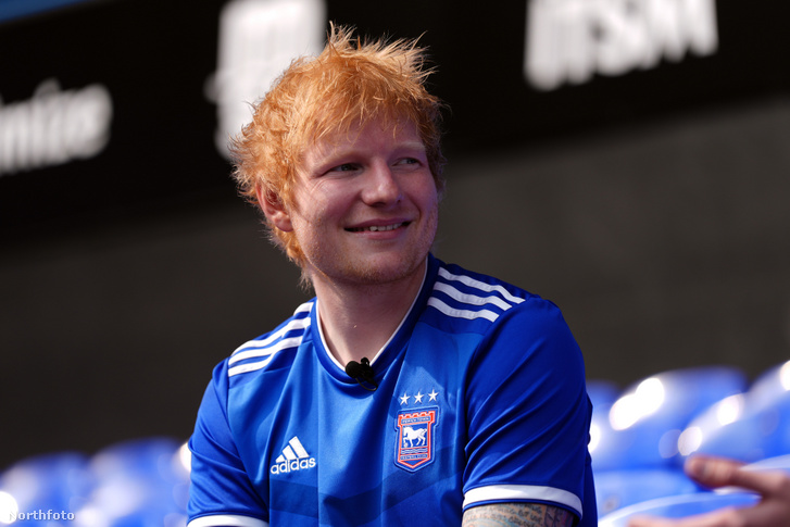 Ed Sheeran privát koncerttel lepett meg egy walesi iskolát
