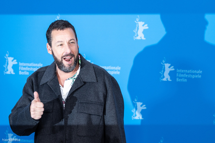 Adam Sandler a legtöbb filmjébe belecsempészte feleségét – Önnek feltűntek ezek a jelenetek?