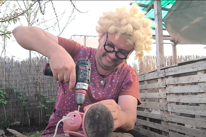 Ettől az újragondolt ASMR-videótól az első fél percben letettük a hajunkat, de a java csak azután következett