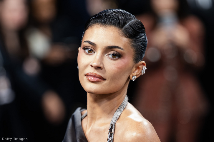 Kylie Jenner hozzáragasztotta Met-gálán viselt cipőjéhez a talpát, szenvedős videóján nevet a net népe