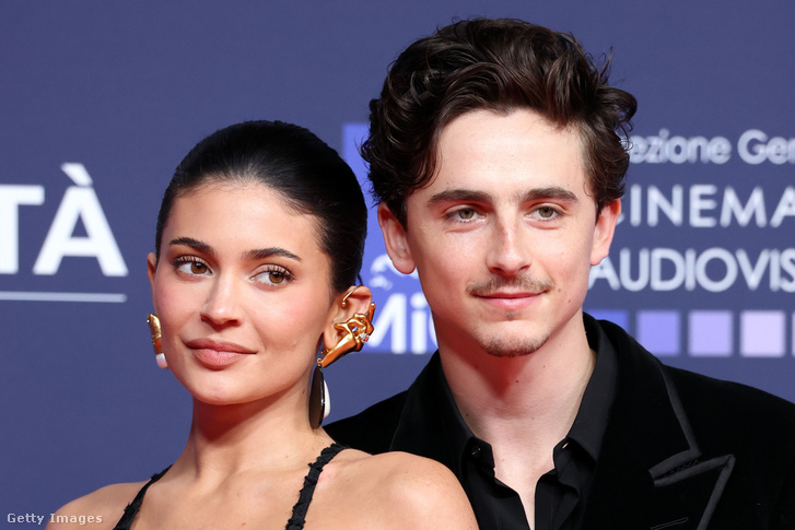 KĂnos videĂł terjed Kylie JennerrĹ‘l Ă©s TimothĂ©e Chalamet-rĂłl, a szĂnĂ©sz látványosan kitĂ©rt párja csĂłkja elĹ‘l