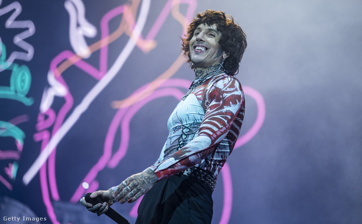 Ikreket vár a Bring Me The Horizon énekese, Oli Skyes és felesége