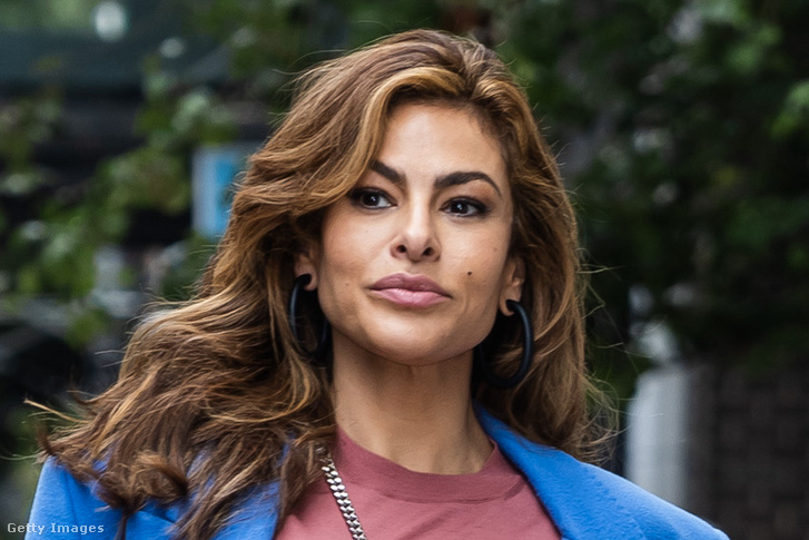 Eva Mendes a medence partján kortyolta a magyar vizet