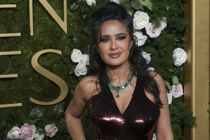 Bikinis címlapfotó készült az 58 éves Salma Hayekről