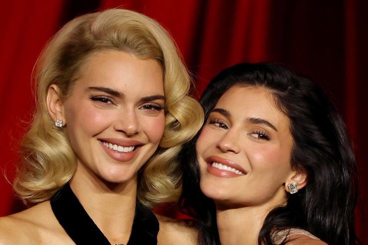 Kendall és Kylie Jenner részegen rohangáltak a tengerparton
