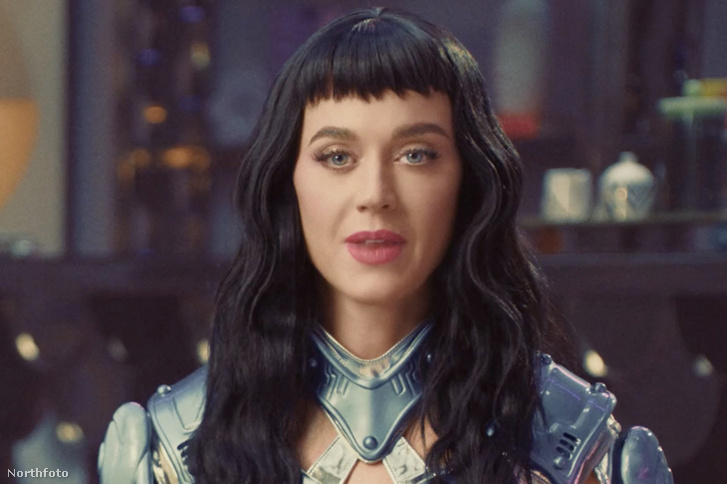 Katy Perry melltartója koncert közben adta meg magát, profin kezelte a helyzetet az énekesnő