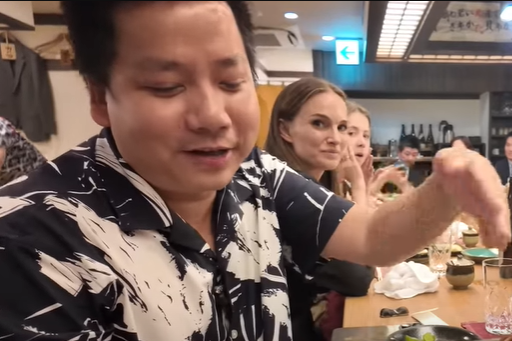 A fél internet a férfin nevet, aki nem vette észre, hogy Natalie Portmannel egy asztalnál ült egy étteremben