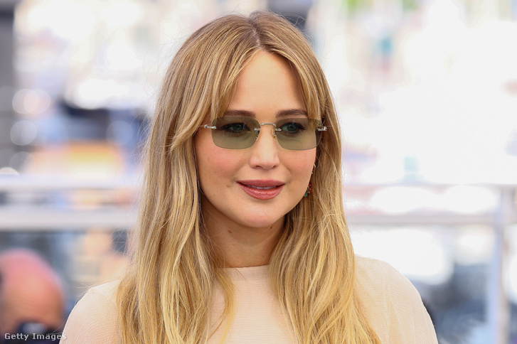 MegrendĂtĹ‘en Ĺ‘szintĂ©n vallott Jennifer Lawrence, amikor az anyaságrĂłl kĂ©rdeztĂ©k: „Minden döntĂ©sembe beleszĂłlnak”