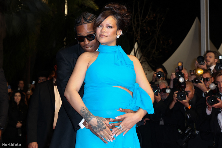 Nem sokat bĂzott a fantáziára Rihanna, kivágott ruhában mutatta meg gömbölyĹ‘dĹ‘ pocakját