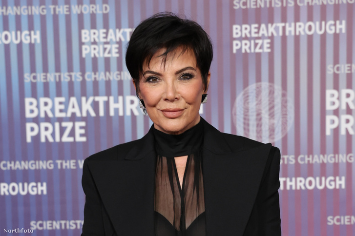 Kirs Jenner évtizedekkel tűnik fiatalabbnak legutóbbi arcplasztikája után