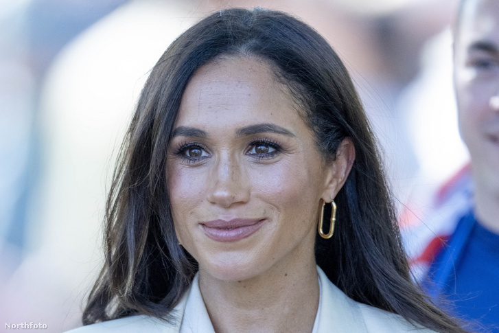 Kézzel írt üzenetet adott egy légiutaskísérőnek Meghan Markle repülőútján, ez állt a levélben