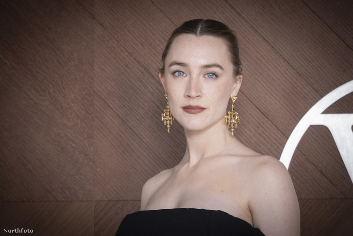 Babát vár Saoirse Ronan, a Louis Vuitton bemutatóján fedte fel kerekedő pocakját