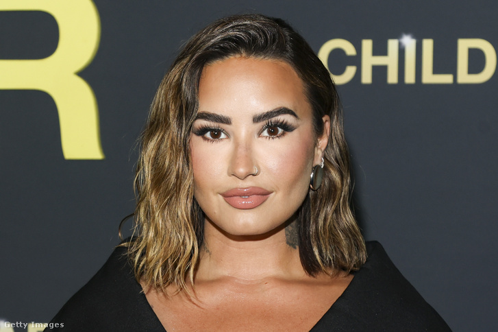 Demi Lovato férjhez ment, nem lehet némán elmenni menyasszonyi ruhája mellett