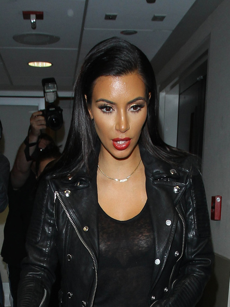 Kardashian nyitott szájjal mutatta meg áttetsző felsőjét